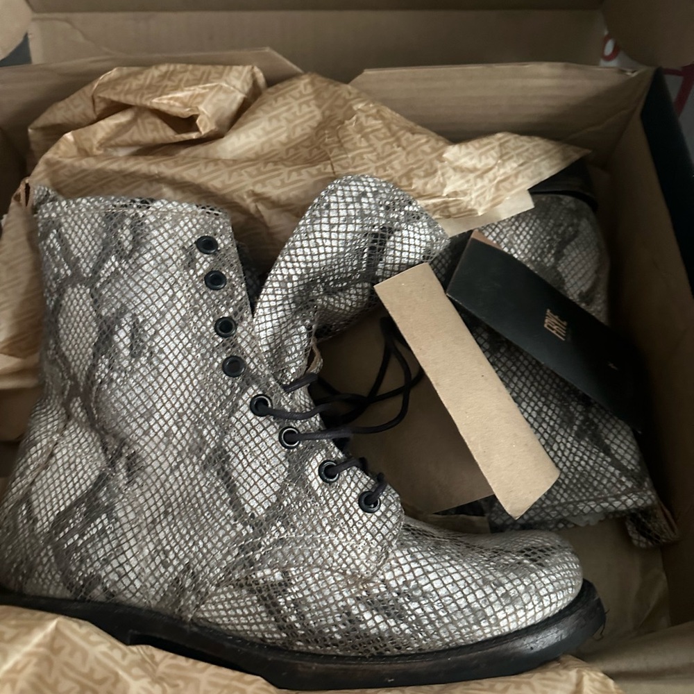 Snakeskin Pattern Lace-Up Boots